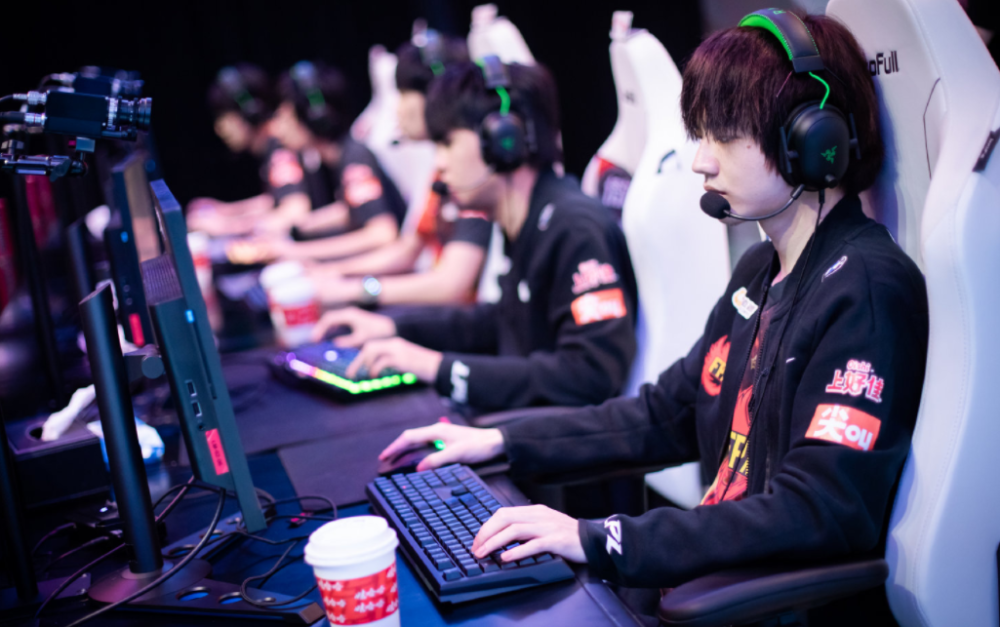 NS翻盘DFM，Bin操刀奇招英雄翻盘焦点之战四强赛，点燃全场激情