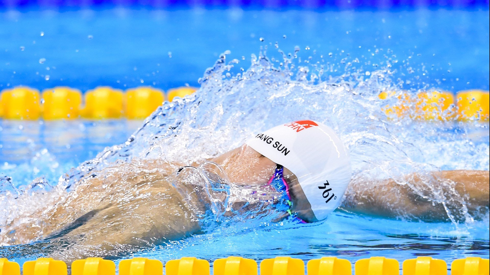 教科书级别的表现!F1新赛季揭幕夜,穆勒如何用冷静与精确征服巴林?